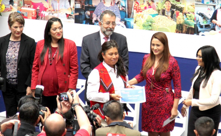 Premian a los tres primeros lugares del concurso Mujer, un Lente, tu Reflejo