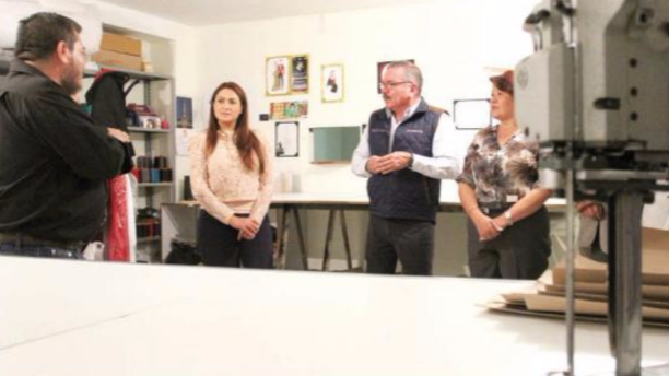 Visita la alcaldesa a emprendedores locales