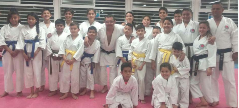 Ofrecen clases de karate en Centros Crecer