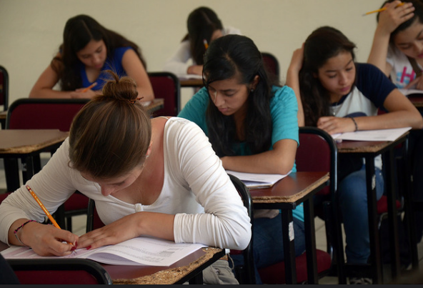 Aplican pruebas de orientación vocacional a miles de alumnos