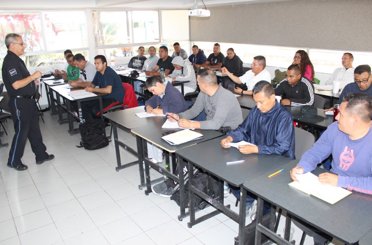 Policías estatales y municipales en curso de actualización