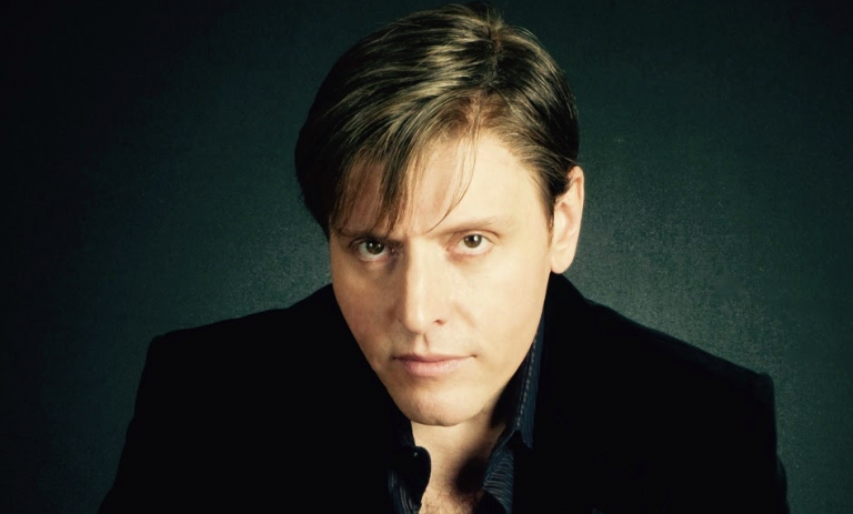 Mario Iván Martínez da voz a Van Gogh en el documental Van Gogh: pinceladas de un genio