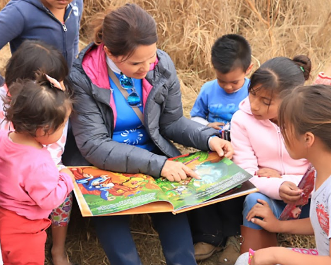Voluntarias del colectivo Dale la Voz a la Letra despierta la curiosidad por la lectura entre los niños