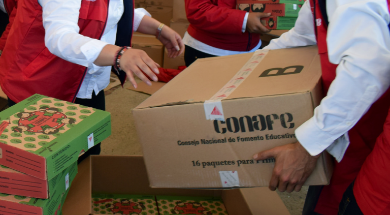 Entregan útiles escolares para educación básica