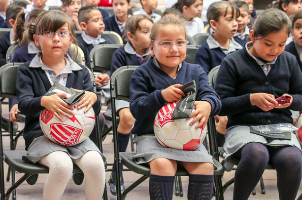 Entregan lentes a beneficiarios del convenio Goles para Ver Mejor