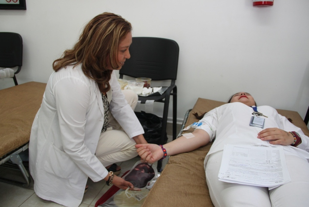Participan universitarios en campaña de donación de sangre