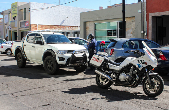 Buscan facultar a elementos de Tránsito para cobrar multas al momento