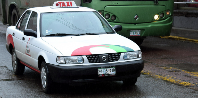 Trabajan diputados para que el blanco sea el color oficial de los taxis