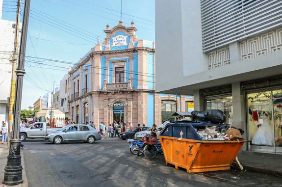 Cobra municipio a comerciantes por utilizar contenedores de basura