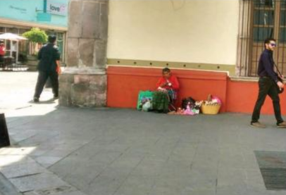 Reubica municipio a artesana de la tercera edad que comerciaba en Carranza