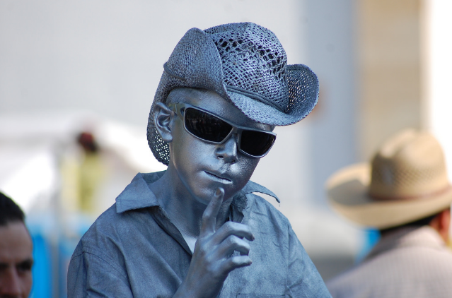 Buscan evitar explotación de menores de edad durante la Feria