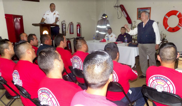 El nadador Jorge Luis Rikarday Flores ofreció charla al equipo de rescate acuático municipal