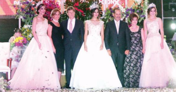 Coronan a Ivón I como reina de la FNSM 2017