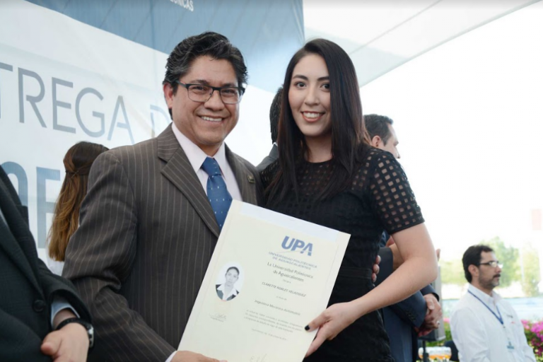 Entrega de títulos y cédulas profesionales a egresados de la UPA