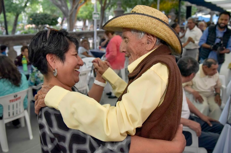 DIF fomenta la participación en la Terraza del Adulto Mayor