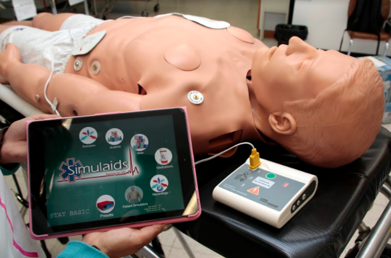Laboratorio permite a estudiantes manejar escenarios clínicos de emergencia