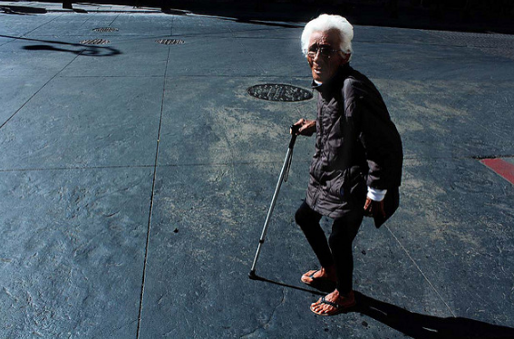 Cientos de adultos mayores, con hambre en el centro de la ciudad