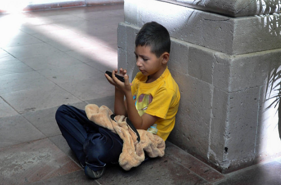 Niños y niñas se convierten en escritores y comparten sus historias en Twitter