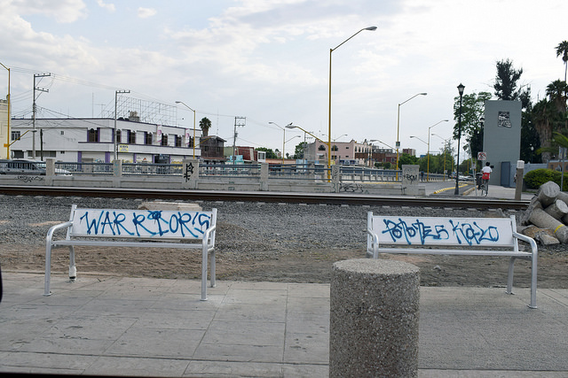 Junto a las vías del tren