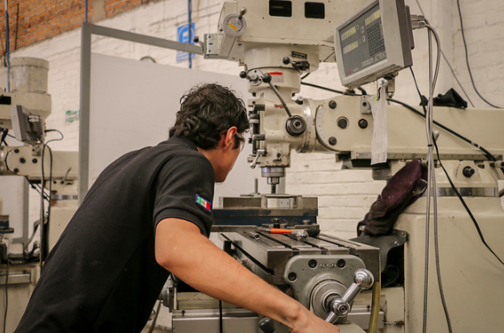 Trabajadores necesitan de un segundo o tercer empleo para mantener su economía familiar