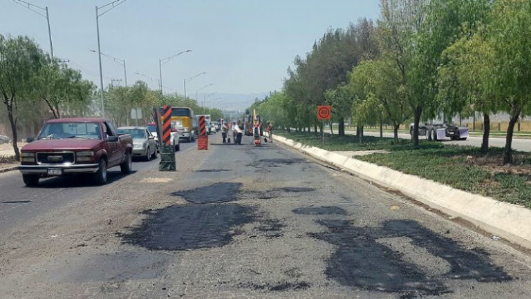 Continúa bacheo en el norte de la capital y libramiento a Calvillo
