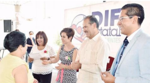 Entregan certificados de primaria y secundaria a adultos mayores