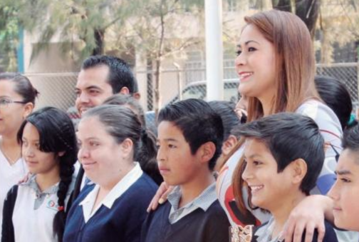 Honores a la Bandera en la escuela primaria José L. Pedroza