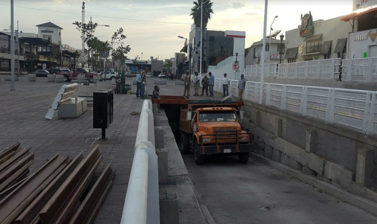 Retiran estructuras metálicas en paso a desnivel de López Mateos