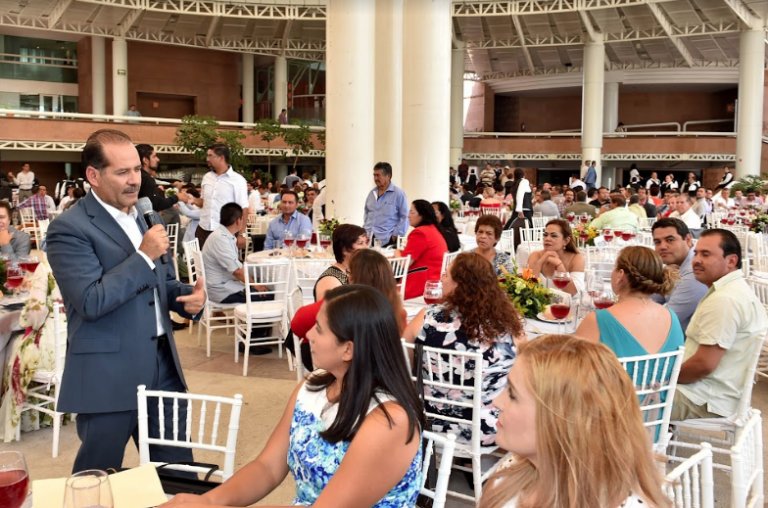 Reconocen a docente de los Cecytea