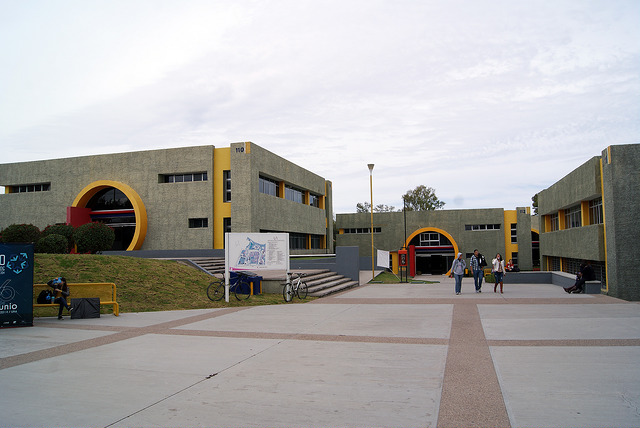 Alumnos UAA presentan rediseño de etiqueta de agua embotellada La Posta