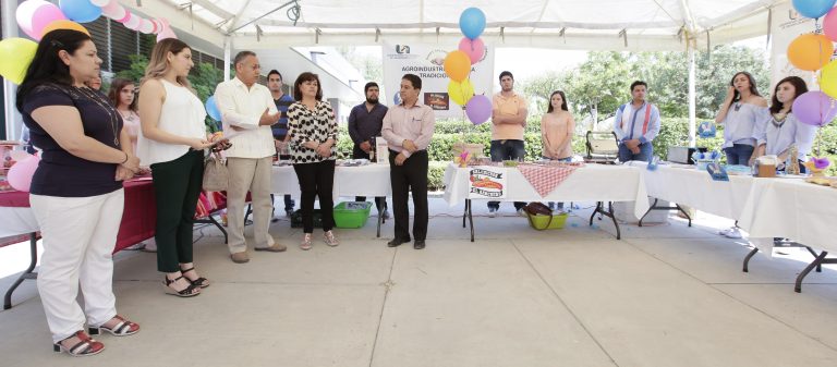 Muestran alumnos de la UAA productos en la 29 Expo Agroindustrial