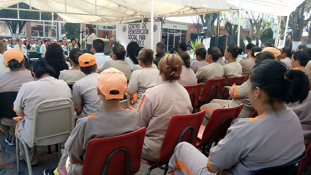 Entregan apoyos a internas del Cereso