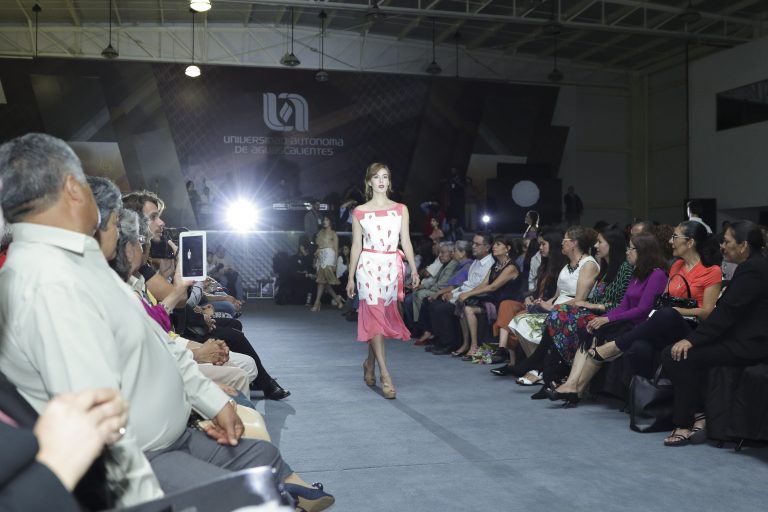 Alumnos de Diseño de la UAA realizan pasarela