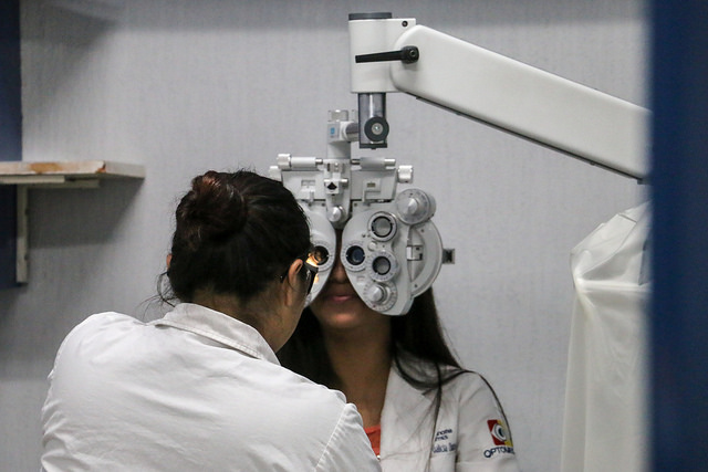 Aumentarán los casos de problemas visuales en jóvenes para el 2025