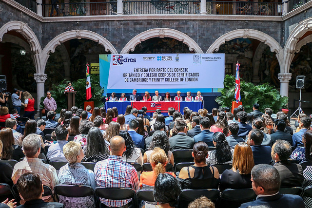 Entregan  certificados a más de 70 alumnos de primaria y secundaria