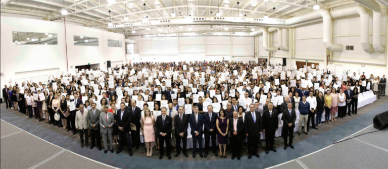 Más de mil 200 profesionistas formados por la UAA reciben su título