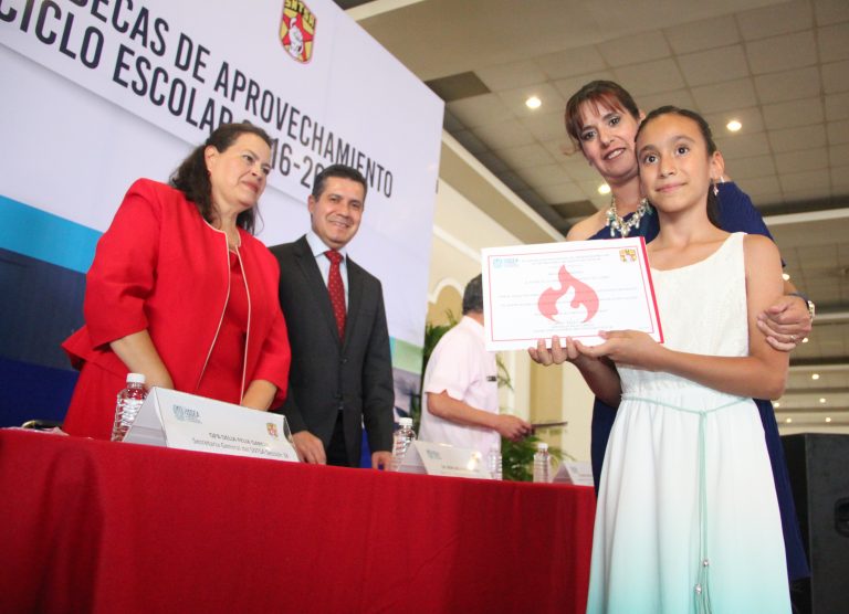 Otorgan 704 becas escolares a hijos de trabajadores de salud