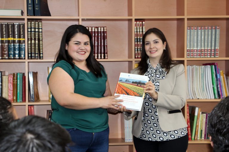 UT El Retoño recibe donativo de 445 libros para su biblioteca