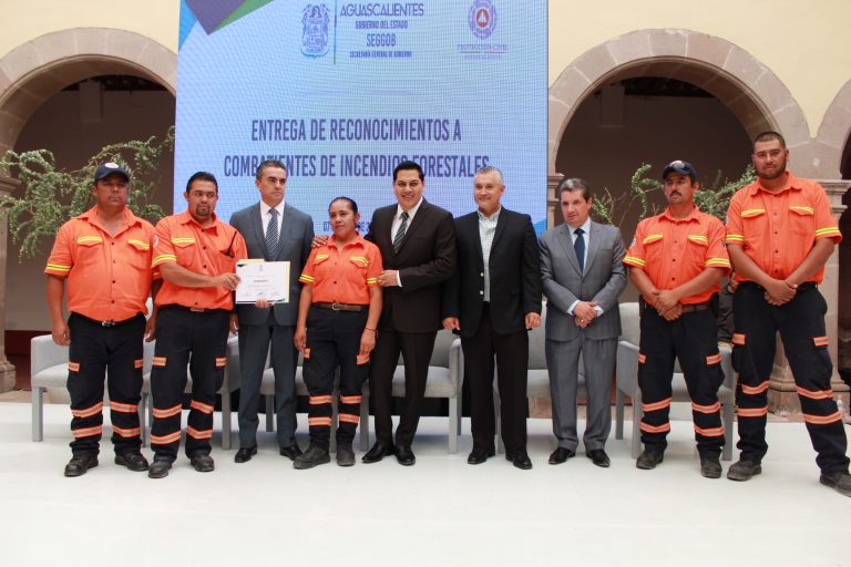 Reconocen a combatientes de incendios forestales