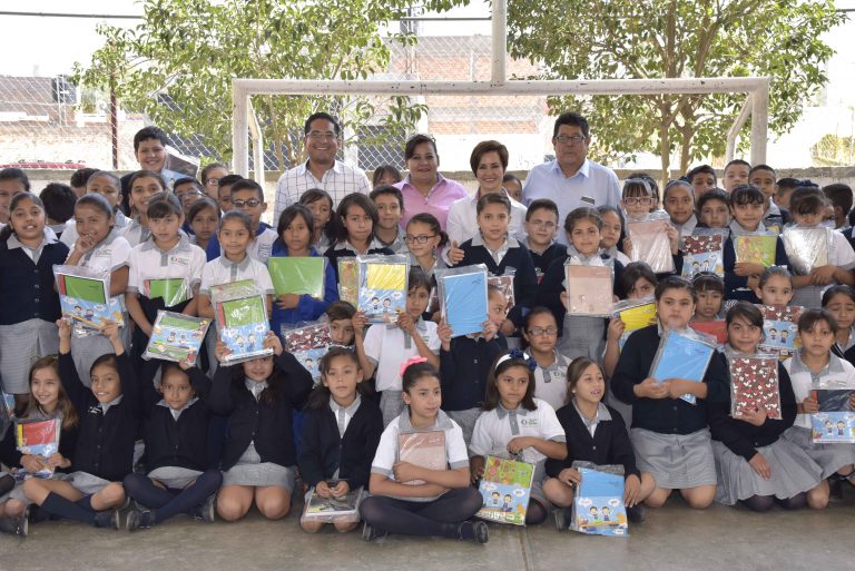 Continúa la gira de entrega de útiles escolares