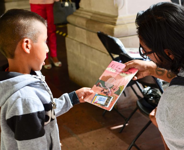 Otorgan libros en el Miércoles Ciudadano