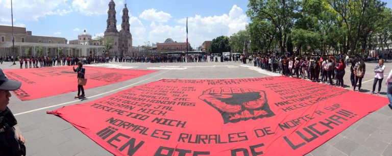 700 normalistas salieron a las calles