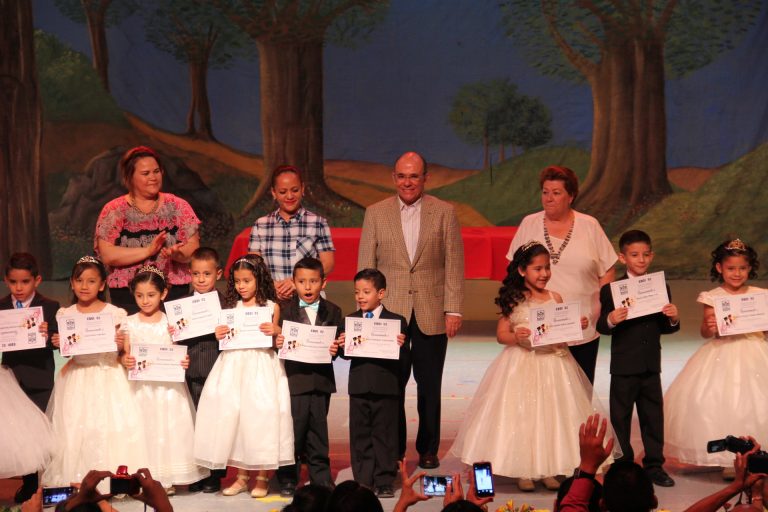 Entregan reconocimientos a niños de las estancias del Issste