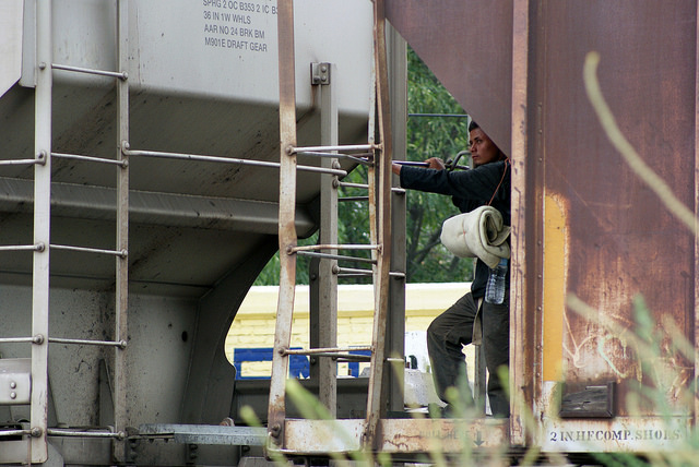 Falta de oportunidades laborales orilla a migrantes a buscar del sueño americano