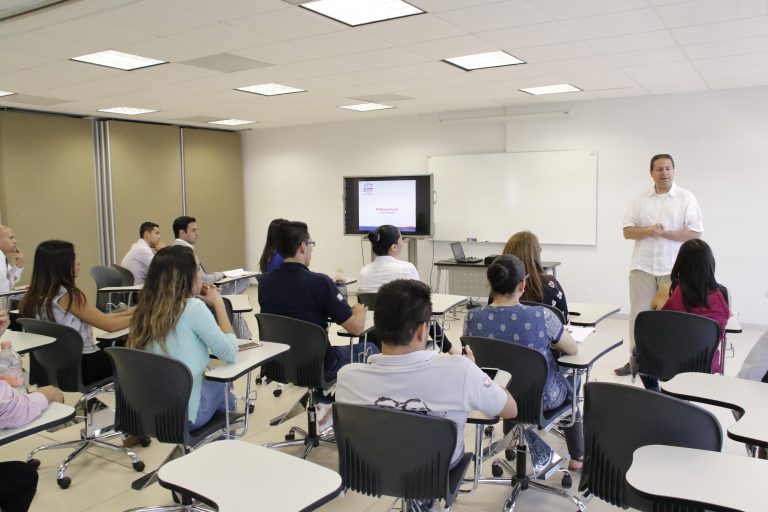 Vocero nacional de Buró de Crédito ofreció charla sobre educación financiera en la UAA