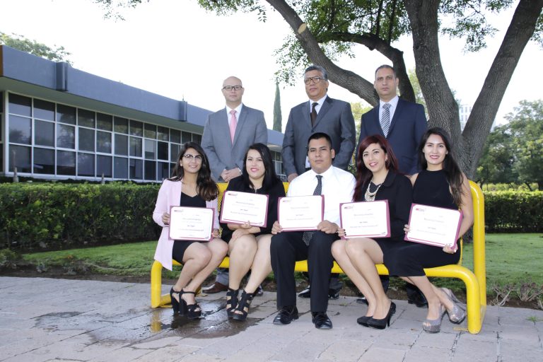 Estudiantes de la UAA son premiados en concurso nacional sobre materia fiscal