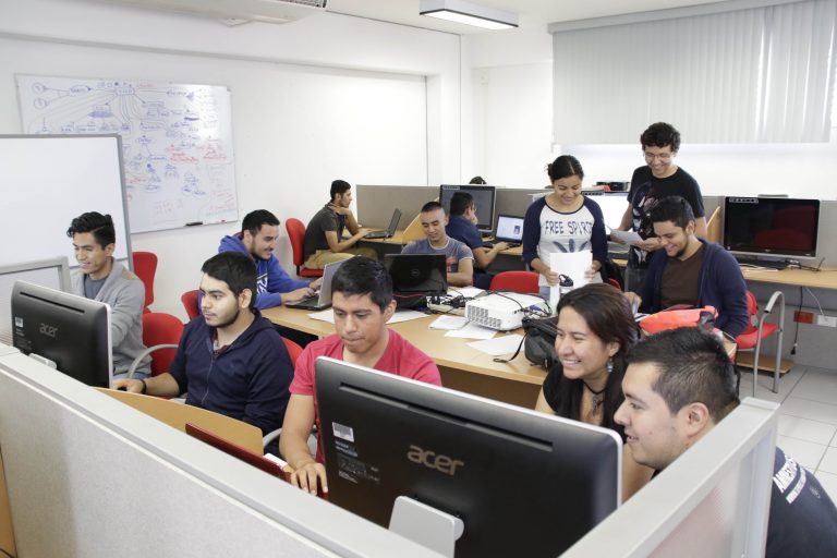 Estudiantes de la Autónoma generan productos que solucionan problemas sociales