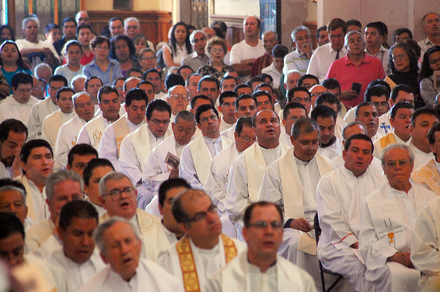 Que dejen los hábitos los sacerdotes que quieran hacer política