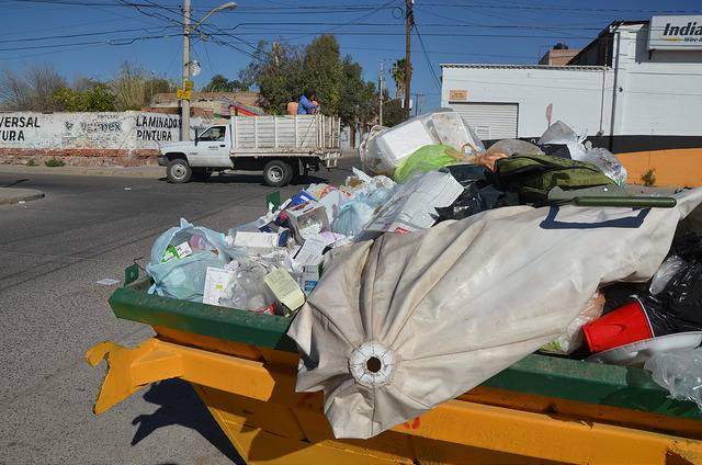 Hacen un llamado a no dejar desechos grandes en contenedores convencionales