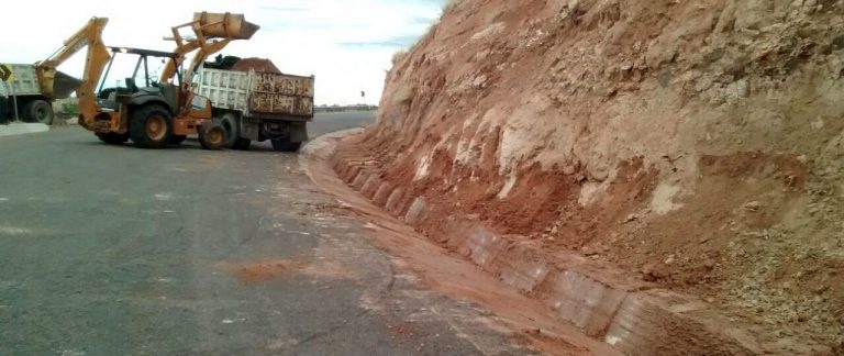 Limpian escombros en carretera de Calvillo